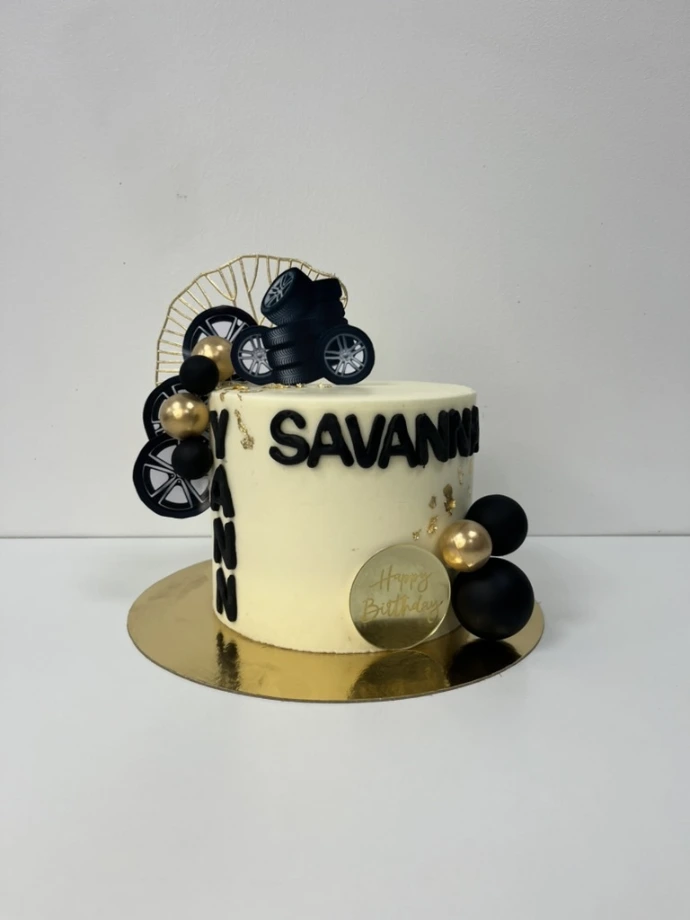Gâteau personnalisé noir et doré sur le thème de la moto.