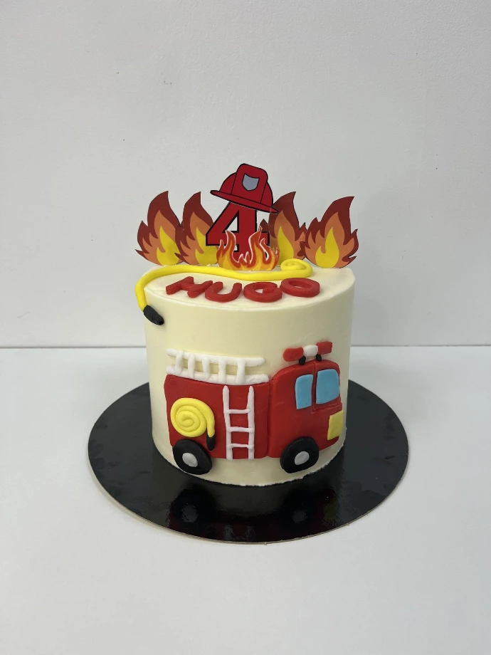 Gâteau personnalisé rouge et blanc sur le thème des pompiers.