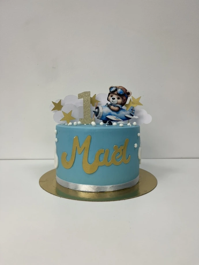Gâteau d’anniversaire bleu personnalisé avec décoration sur le thème des nuages.