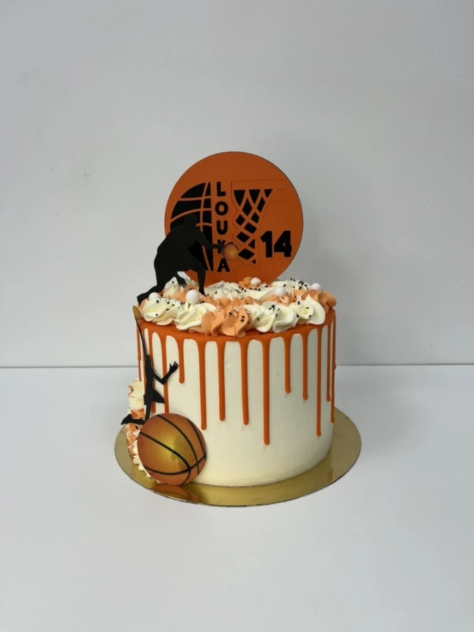 Gâteau d’anniversaire orange et blanc personnalisé sur le thème du basket.