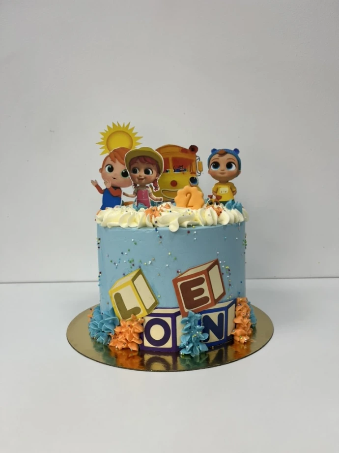 Gâteau d’anniversaire personnalisé coloré avec décorations enfantines.