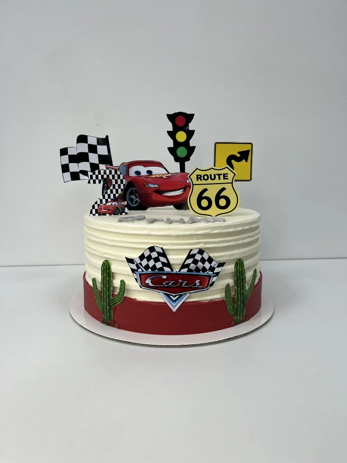 âteau personnalisé sur le thème du film Cars.