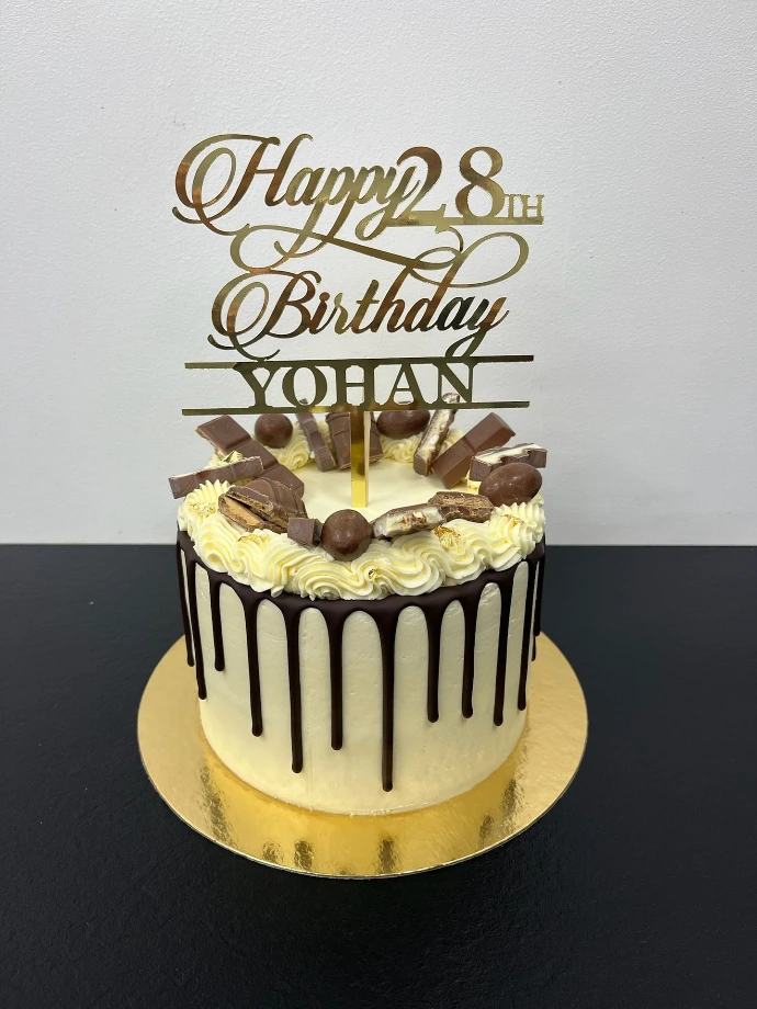 Gâteau d’anniversaire personnalisé avec décoration dorée.