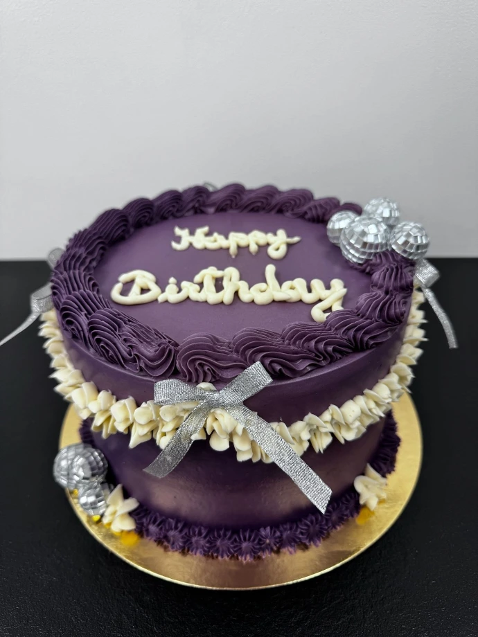 Gâteau d’anniversaire violet et blanc vintage personnalisé.