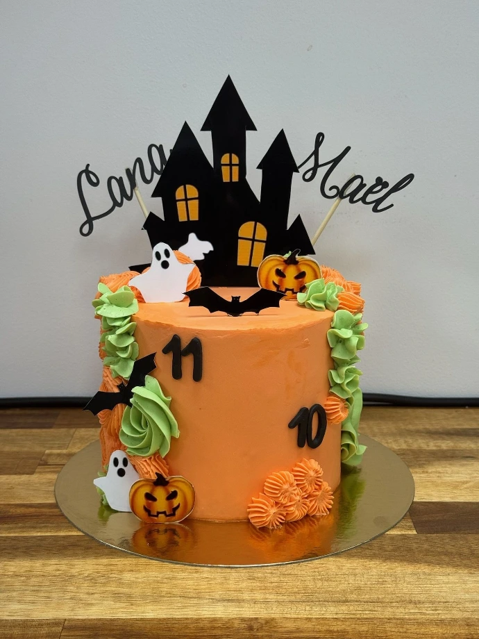 Gâteau d’Halloween personnalisé orange et noir.