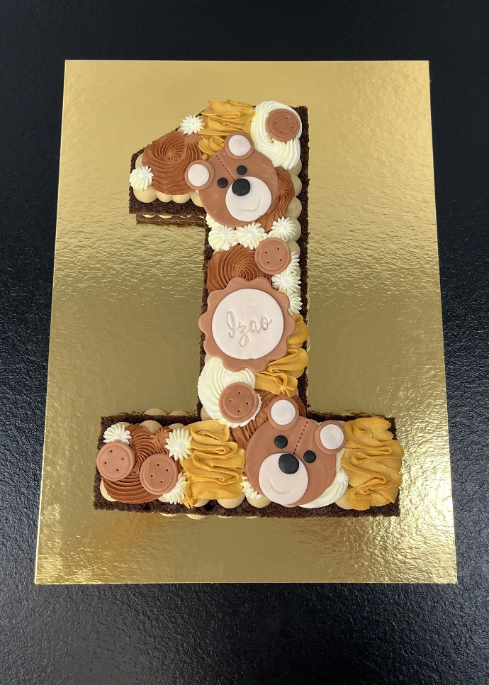 Gâteau chiffre 1 personnalisé avec décoration de petit ourson.