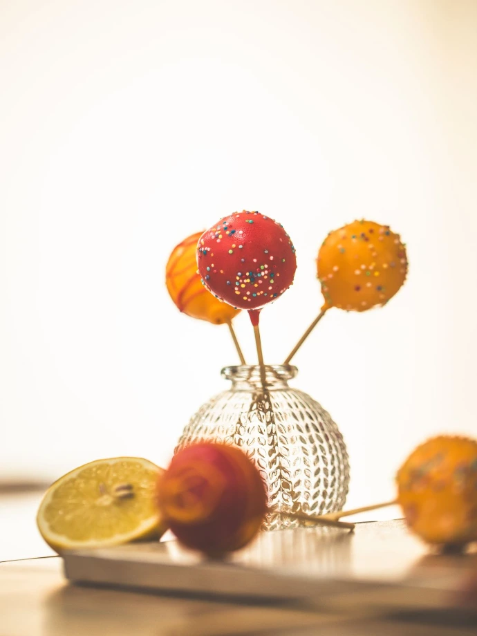 Pop cakes colorés aux différentes saveurs.