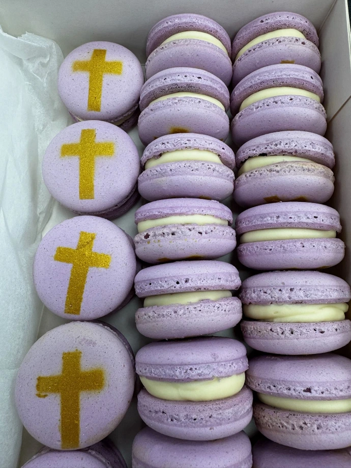Macarons violets personnalisés avec motifs dorés.