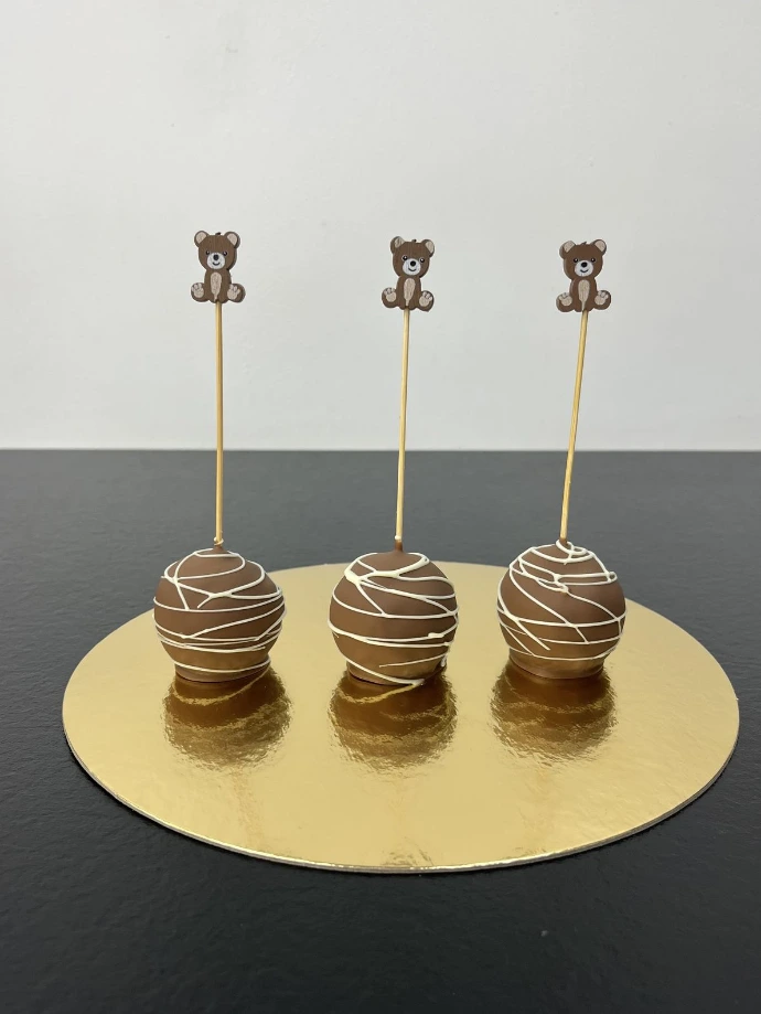 Pop cakes au chocolat décorés sur bâtonnets.