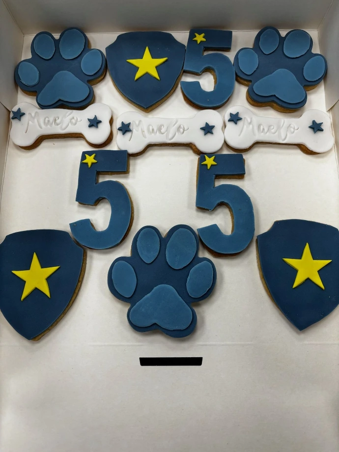 Sablés personnalisés pour un anniversaire avec le chiffre 5.